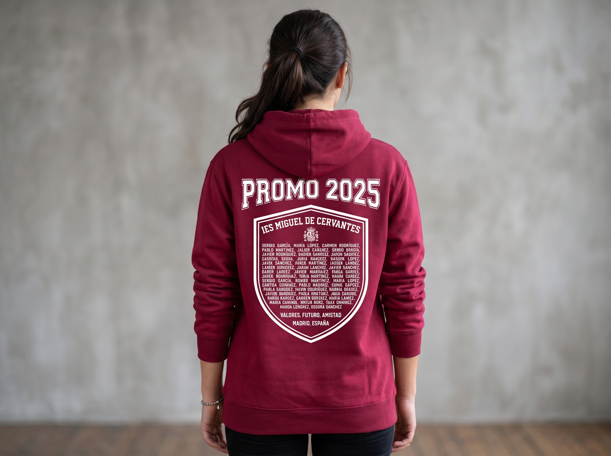 Sudaderas con nombres Añade nombres individuales, motes, números o frases para que cada sudadera sea única dentro del grupo.